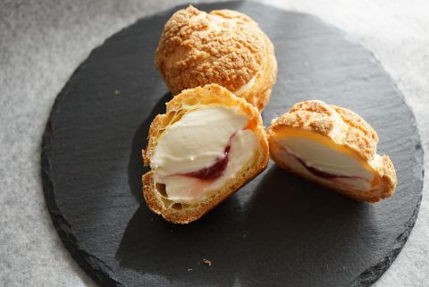 レモンといちごのクッキーシュー